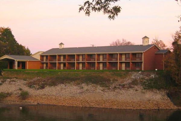 MAGNUSON HOTEL ON THE LAKE-CLARKSVILLE (Clarksville)